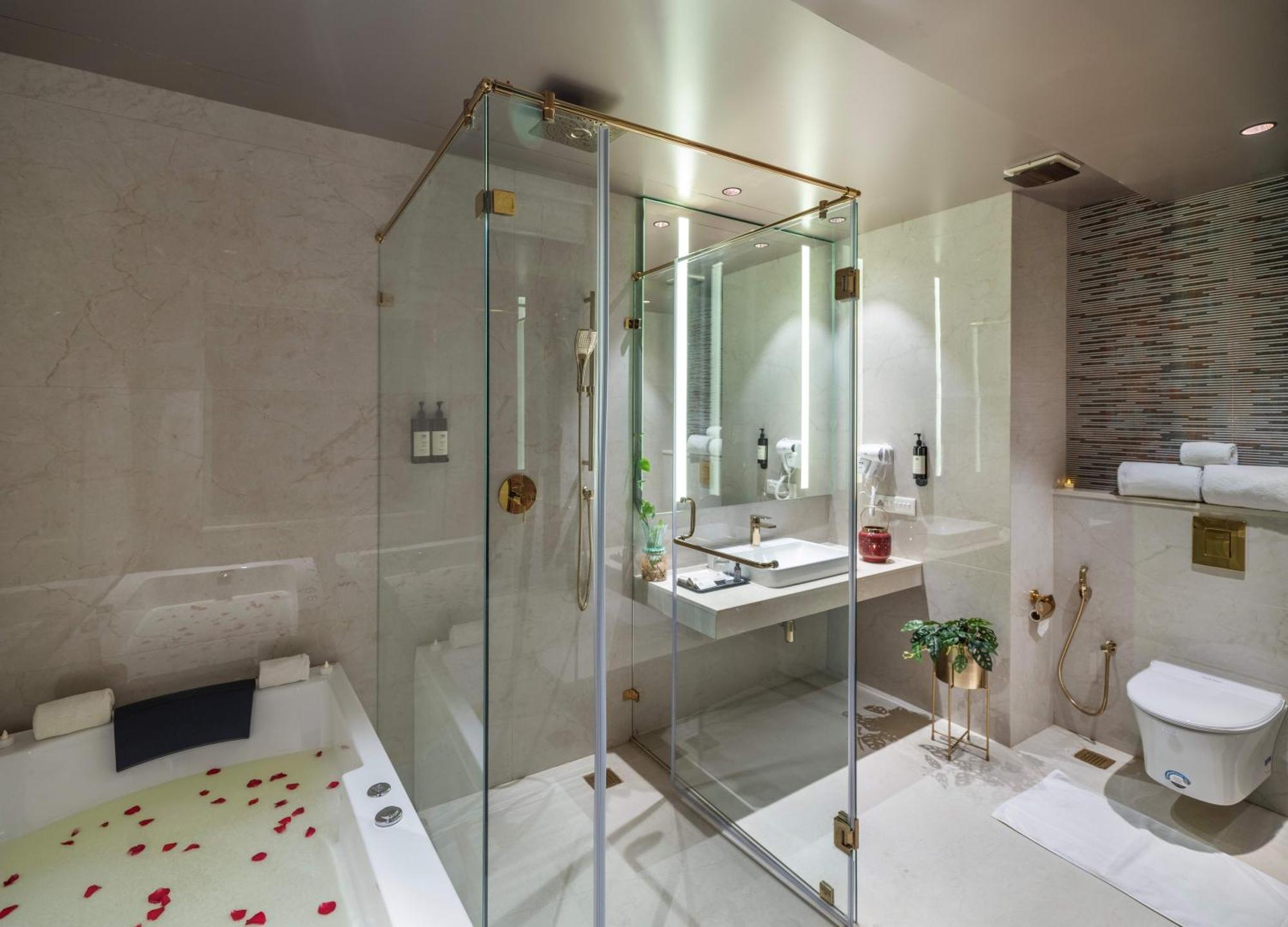 Uday Suites - The Airport Hotel Thiruvananthapuram Ngoại thất bức ảnh