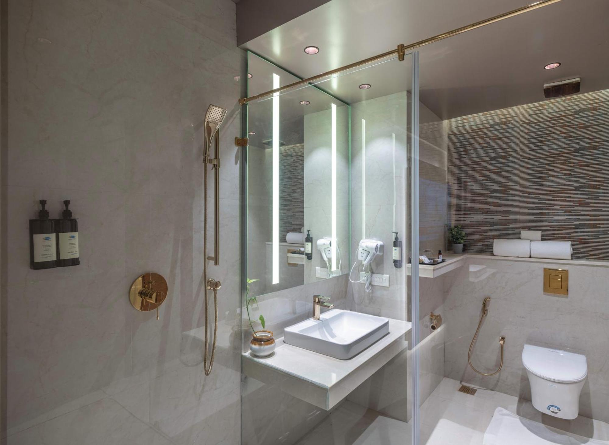 Uday Suites - The Airport Hotel Thiruvananthapuram Ngoại thất bức ảnh