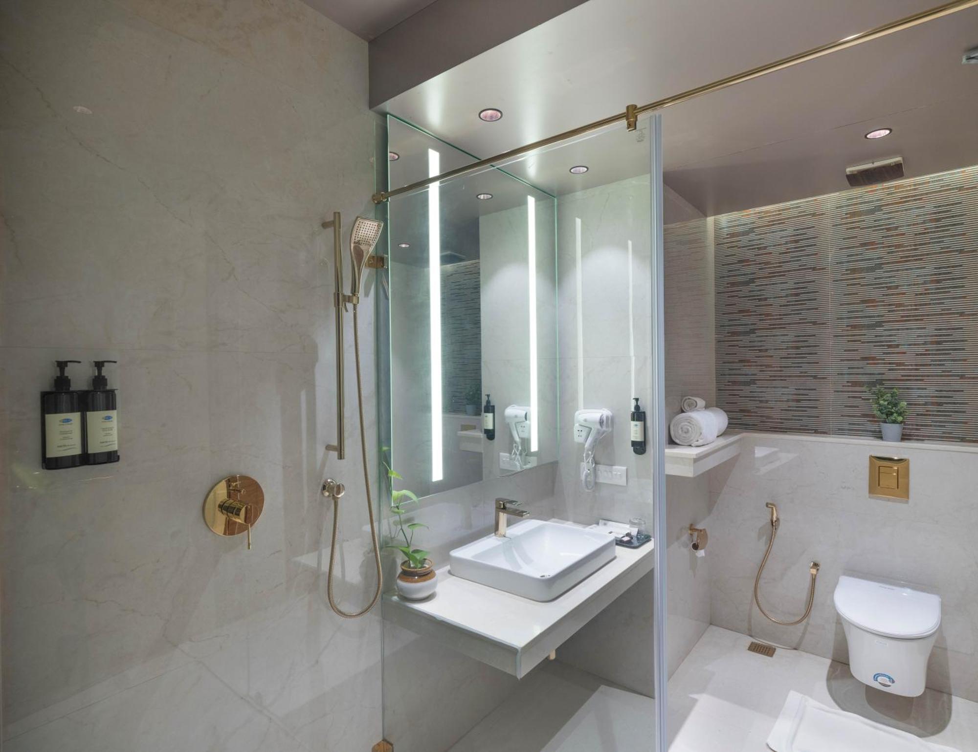 Uday Suites - The Airport Hotel Thiruvananthapuram Ngoại thất bức ảnh