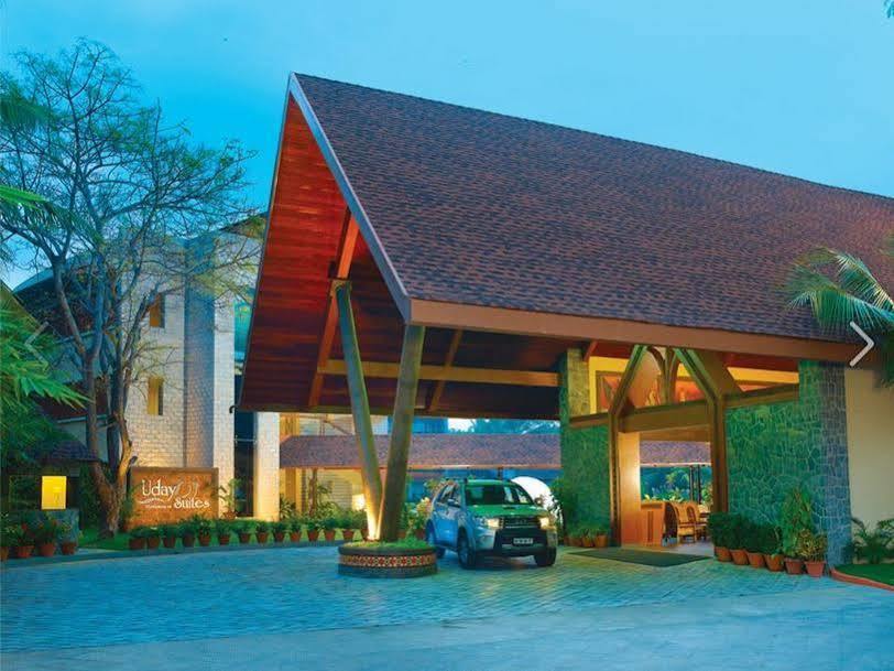 Uday Suites - The Airport Hotel Thiruvananthapuram Ngoại thất bức ảnh