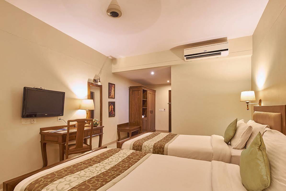 Uday Suites - The Airport Hotel Thiruvananthapuram Ngoại thất bức ảnh